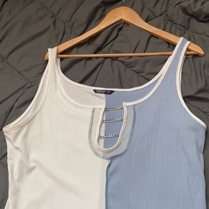 Half blue half white dress with sunglasses